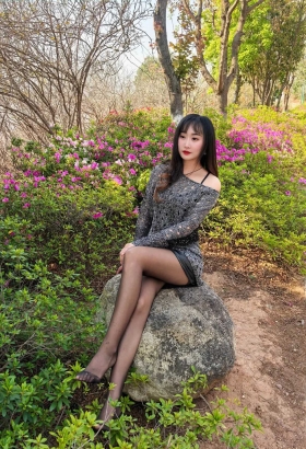 公园看黑丝美女[<font color=red>5P</font>]